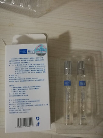 首先快递真的给力，早上下的单下午就到了?腋下出汗穿白色体桖会染黄，还有点味道，我也不知道为什么，不喜欢这个味道，这个产品不错无色无味，昨天到货立马用了，效果非常明显，推荐购买哟男女通用，而且快递包装还是保密的，一点不觉得尴尬，会继续光顾的