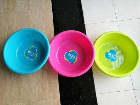 茶花是老品牌了，从小时候就跟着妈妈买这个牌子的塑料制品在用。这么多年过去，物价飞涨的时代，茶花的这些塑料制品依然是物美价廉，产品厚实、也没有什么异味，真的是一如既往的好！、号可洗衣服，小号可洗菜，价格合理，值得购买。买了两个小的，打算后面再入一个大的，放心购买，比超市优惠，服务态度周到，好评