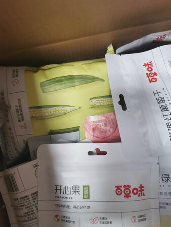很快到货了，分量很大，买了好多散装的。百草味的干果都是精挑细选的，买了好多年了，里面都没有坏果，吃的放心吃的舒心。非常喜欢。而且口味也很好。开心果，黄桃，白桃，葡萄干，夏威夷果，蚕豆，等等都很好吃。还有秋葵干。京东的快递也很快。很方便。买了好多秋葵干，脆脆香香很好吃，比商场性价比高多了。味道也超级好，五星好评。过年再来买一些