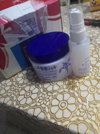 产品质感：保湿很舒服，没有刺激感
适合肤质：适合各种皮肤使用
产品香味：有很清淡的香味儿
补水效果：补水效果非常好，适合早晚使用