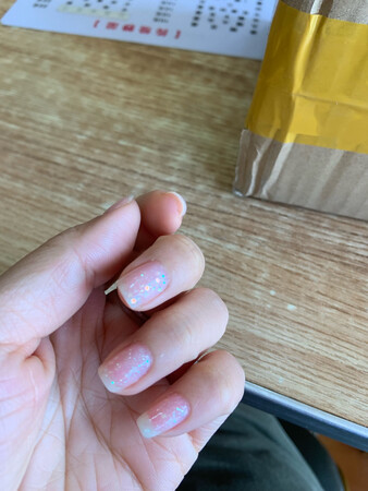 这个牌子的指甲油很好涂，而且干的很快，配上底油，很坚固，可以好多天都不会开，再涂上亮油，又好看又能保持好久，双十一又买了好多瓶，很便宜，这次尝试了一下变色的，真的特别神奇，在室内是浅色的，出来天冷了就成了粉色，不知道变热的话会怎么样，这是其中一款，另一个还没试过
