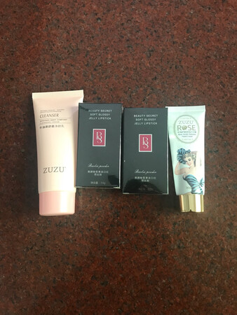 已经是老顾客了，谢谢厂家还贴心的送了礼物，大爱
持久效果：不沾杯
滋润效果：有润唇的功效
适合肤色：和皮肤很配