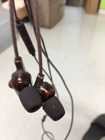 音质音效：人声很清晰，音质很好
做工质感：质感很舒服摸起来