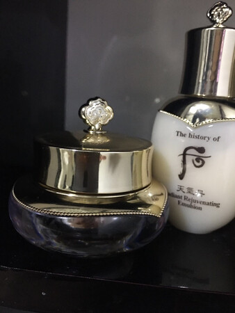 宝贝收到了 包装没有损坏 物流也很快 当晚就试用了，保湿 效果很好 是正品 用完会继续光顾的