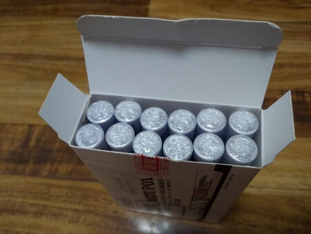 包装完好，送货快，京东速度，赞。晨光，文具中的牌子货。白色的油性笔，一般店里都比较难买到，活动价到，屯2盒备用。刚收到货是金属声，以为是什么零件掉了。再看使用说明，如此操作一番，后明白，原来是涂改液。不易褪色，覆盖性强。