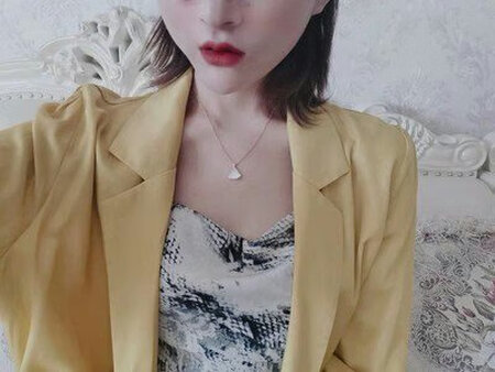 挺惊喜的，款式洋气百搭，显着皮肤白，链子不容易断也不褪色，带着也不过敏，是纯银的，喜欢。