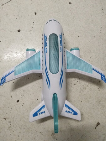 玩具飞机非常好玩，孩子很喜欢，包装好物流快。