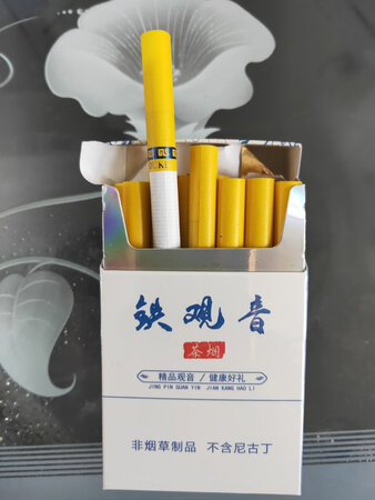抽烟上瘾的人都知道，要想戒烟非常难，不戒吧又伤身体，戒吧又戒不掉！于是如何不戒烟又不伤身体就成了我们抽烟人梦寐以求的事，我也是抱着这样的希望在京东搜一搜的，结果还真找到了----------茶烟，我买的这一款铁观音，它是用优质茶叶和菊花做的，不含尼古丁，抽起来不伤身体，味道还不错。
