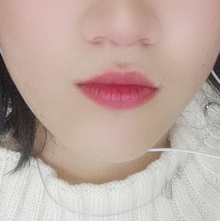 产品外观：好看高档
保湿效果：滋润不干 
持久效果：很持久
轻薄程度：很舒服
显色效果：很准
膏体气味：很香
