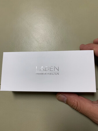 带刻字服务居然发货速度堪比伙计，大大的好评先！钥匙扣很精致很漂亮，拿到手就知道钛合金一点不假。送了葫芦还有好多钥匙环，当时没仔细看商品列表，如果当时选马蹄扣的就完美的不能再完美了。当然这是我自己的失误，与卖家无关。会推荐这个钥匙扣，更会推荐这个卖家，以后有需要首选了！