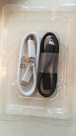 外观材质：用料最好的一块移动硬盘了！特别薄，非常漂亮！性价比不高，就相中它的颜值了，传输还没实验，用后再来评价！