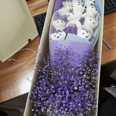 花好像是染色的，不是干花，但是还是好看