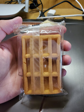 这个华夫饼，我吹爆！是我在山姆最喜欢买的东西，无限回购的美味。浓郁的鸡蛋香，吃完嘴里也不会有那种香精残留的味道，山姆的品质我还是放心的。每次我买回来都会被室友要去吃，因为实在太好吃了，可惜他们都没山姆会员，都想和我拼着买哈哈哈可见这个华夫饼有多好吃。