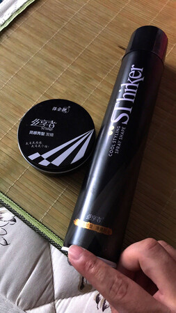 在这家店买了好几次了，品质值得信赖。之前也买过其它的发蜡，不是固定力度不够就是太硬了，用了之后头发都是硬邦邦的??，他家的发蜡用着挺不错，固定力挺好又不至于用了之后头发硬邦邦的，另外洗也比较好洗，用清水一洗就洗掉了。搭配发胶用定型效果更好，用完了再来买。