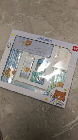 这套文具礼盒套装非常好，里边的颜色设计的清新。尤其是有很多的笔帽，喜欢