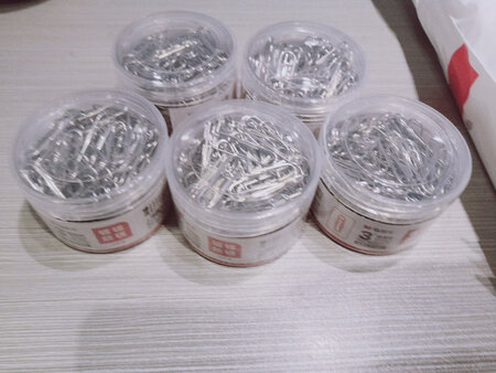 有一盒破了，打开包裹，撒得到处都是