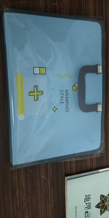 做工质感：摸着感觉质量还不错
产品设计：这款蓝色风琴包挺好看的，手柄的设计很方便
