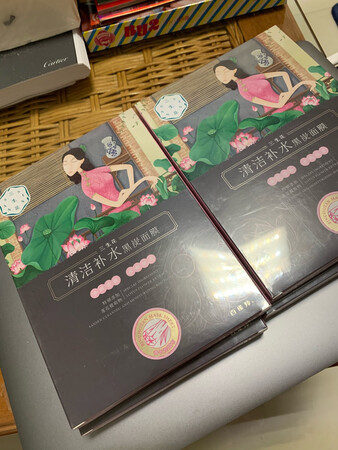 产品质感：黑色膜材很服帖，而不软不硬，精华液量非常的充足，而且吸收很快。
使用感受：用完以后比之前用的百雀羚的小确幸还有另外的那种基础款的三生花面膜更好用一些，整个脸呢，用完马上要亮了一个色号一样，因为这个黑面膜本身没有，到很大的，期待的时候效果会有多惊艳，但是用完以后真的很不错。
适合肤质：基础的清洁补水面膜，所以所有的肤质都适用。
贴合效果：上脸非常的服帖，这个试一下就知道了，真的是超乎想象。
其他特色：双11买的买一盒送一盒，然后两件还打75折吧，好像具体价格忘记了，我们这喝下来一片5块钱左右，还不到，好像是，所以非常的划算，超值，这个会一直买下去。
