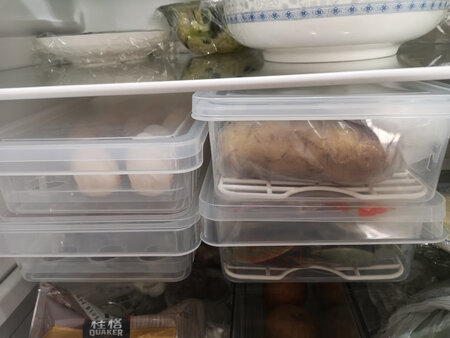 容量大小：能放下十八枚鸡蛋或者鸭蛋
厚薄程度：塑料用料足，比较厚实
实用性能：实用
其他特色：能放十八枚鸡蛋，盖子不是密封的，下方有通风口，鸡蛋不会捂坏。仔细看一下，盒子一端有凹槽，方便将盒子取出。