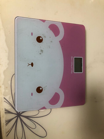 小巧玲珑的一款秤，随时测量下体重，也没有非常高的要求，差不多知道大概得重量就行啦，很实用~