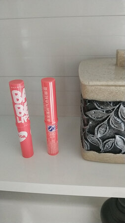 颜色淡淡的挺好，用完凉凉的，感觉不错！