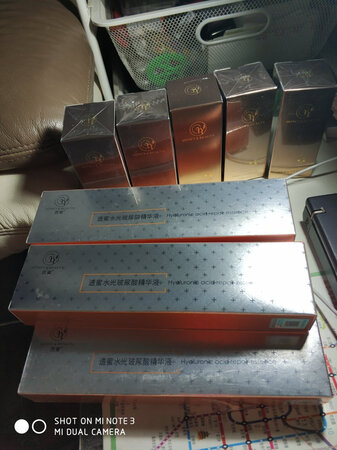 使用感受：皮肤像丝绸一般，细腻光滑
适合肤质：什么皮肤都适宜
吸收效果：我比较干，而且这个季节风大，所以非常适合本人
保湿效果：还可以吧！我每次洗完脸都要抹
其他特色：春秋风刮，风大，抹上它，真的好舒服
