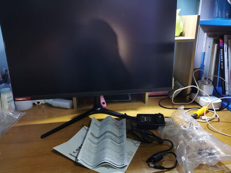 首先感谢快递工作者们，在双十一加班加点的辛苦工作，下完单一天就到了。其次，商品符合所描述的，很靓仔很漂亮，看着真的很舒服。底部三角的支撑真的很加分，显得简约时尚，不像那种笨重的底座。显示屏素质很好，一切OK。国货加油???