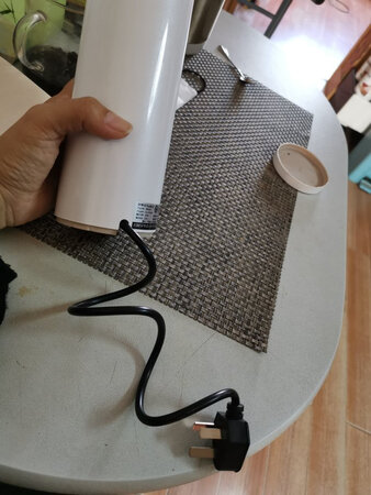 只能说还可以吧，之前给爸爸买了一款大宇家的，非常好，这个一比较就显出了差距，首先，外观上质感一般，但还算过得去，操作还是比较简单的，触屏，一按即可。盖子上有个提手，说实话，用处不大，买这个是为了出去玩在酒店烧水干净卫生的，酒店的烧水壶被曝光的太多，不敢用，只是为了烧水，出去玩不会带着当水壶用，因为太重了，哈，所以那个提手基本就是摆设。问题的关键在于底部的插座，是古老的一体式插座，不是USB形式的，这就导致每次做完水想倒水的时候很不方便，只能拔掉插销带着线一块倒水，还是不太安全的，希望能有所改进，换成接口形式的插座。最后烧水时间问题，还是比较快，5分钟烧开，声音稍有点大，但可以接受。价格上性价比很一般，多*块建议选择大宇。