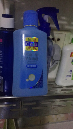 以前一位学医的朋友和我说，别乱用护肤品。甘油是护肤品的基质，与其说花大价钱买昂贵的护肤品，不如改变作息习惯，随便用甘油擦脸。