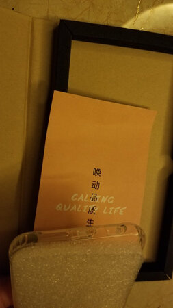 京东plus会员很强大，运费券省了不少钱，第二天就到了，特意跟客服沟通，确定手机壳版本，收到货感觉包装有点过度了，手机壳质量不错，严丝合缝的，四个角都有防摔加厚，物超所值。