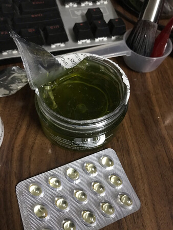 准备洗澡。完了就开始开撸。坚持一周。我要实证是否有效果。嘿嘿。味道很好闻。淡淡的黄瓜味。我准备用维生素E加芦荟胶打底。再敷一张珍珠面膜。不知道这样行不行。片仔癀的珍珠面膜。保湿又美白。应该可以吧。