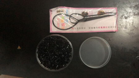 很小个，不是很合心意，头发厚绑不了第二圈，绑一圈又会掉