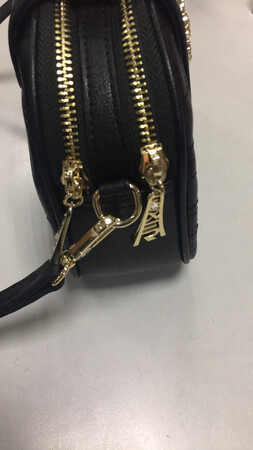 卖家发货很及时，包包是一个纸盒子包装的，里面袋子装起来，还胶带粘好的，包装很用心，包包做工很好，上面的车线非常的工整，没有多余的线头，里面内衬做工也挺好的，第一个拉链打开，有装卡的隔层，日常放公交卡很方便，第二个拉链打开，里面有一个暗格的拉链，对于装一些比较重要的卡之类的也方便，五金做工很好，要是肩带是宽的，就更加完美了，总之是比较好的，活动买的价格也划算