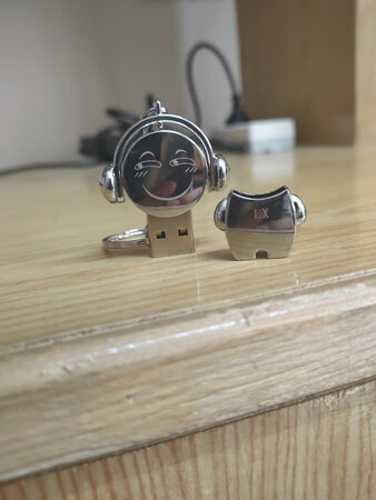 和照片上一模一样，特别好看。包装盒子也很好看，都不舍得扔。下次一定还来买
