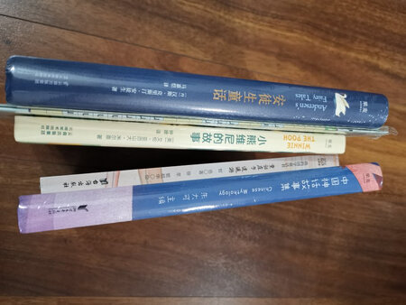 基础学习产品有5个品种，内容涵盖了汉语拼音、乘法口诀、英语字母的基础知识学习，还包括了汉字偏旁部首、汉字笔画笔顺等关于写好汉字的基础知识。卡片方便携带、知识全面，是孩子学习的必备品。