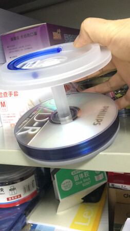 给公司技术人员购买，一直买的就是飞利浦的品牌。。光盘东西非常不错，质量也很好，过去一直用飞利浦的光盘，刻录数据，保存时间长，而且不占地方，外包装有提手，携带起来比较方便，价格这边比实体店要便宜一些，希望能够一直保持这样的质量，价格能越来越便宜当然最好。