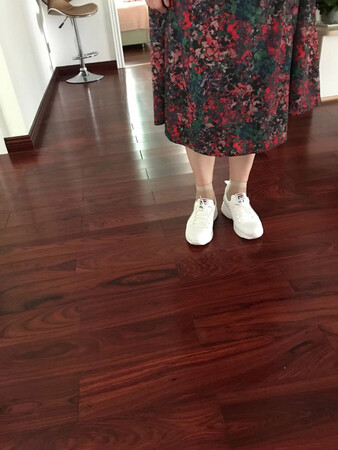 服务贴心，鞋子质量很好，比较之下性价比也很好。老人很喜欢！