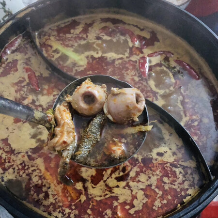 昨天刚收到就试了一下 包装有点简陋 掉了一个脚垫找不见 加热挺快 就是不能烤肥的 溅油太厉害 烤一餐五花肉溅了一身油 手上烫了几个泡 第一次用电烤炉 也不咋地 感觉和拿锅来煎没啥区别 还是用碳烤有味道 习惯性好评吧