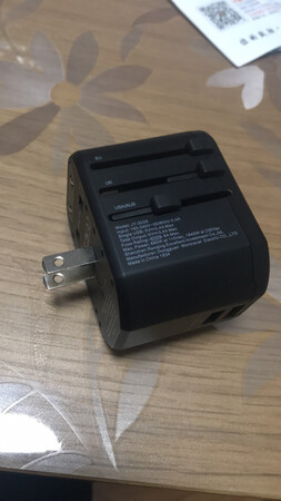 做工质感：手感很好
充电速度：带了两个USB接口
便携性能：很方便携带
其他特色：功能设计基本就收为了出国旅行携带的，能一次性适配多个国家，十分方便。还十分贴心的配备了备用保险丝，也算是有备无患了。就是没有中文说明书，有些麻烦……