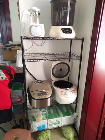 外观样式：组装起来，看着很清爽，高大上，节省空间，一下子觉得家里宽敞了很多，本来觉得可能买失败了，但是组装后放上东西，确实很完美！
商品质量：质量不错，一层可以放两个电饭煲
配送服务：京东配送永远都是那么快！第二天就送到家了！
产品材质：应该是钢的，挺结实的
承重能力：最下面一层放了三箱牛奶，很稳。