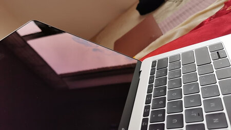 运行速度：可以的，比之前的电脑快。
屏幕效果：分辨率高，至少对于我这个只用来办公的人足够了，也下载了Photoshop CC，运行稳定。
散热性能：目前很满意
外形外观：一贯的简约风，科技感十足
轻薄程度：女生单手可拿，感觉和牛津高阶字典比的话，还要轻一些。
其他特色：操作系统刚开始用不熟悉，很喜欢自带的keynote之类的，好上手。
补一句，送的电脑包超喜欢，谢谢。