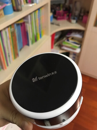 颜值很高的一款桌面吸尘器，比想象的大一些。关键是再也不用为孩子满桌的橡皮屑发愁了。赶上活动满199-100，相当于打五折了，迅速拿下，挺不错的，值得拥有。