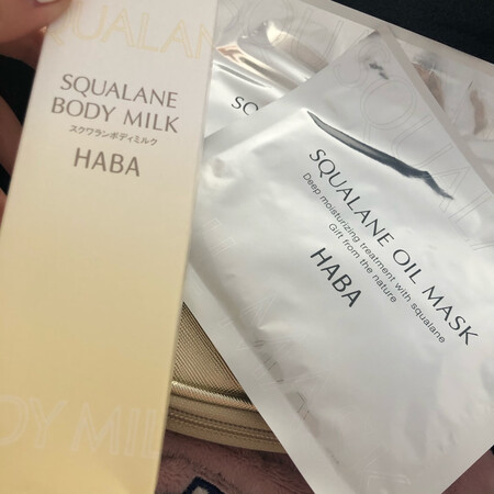 个人觉得这个是套餐里面最划算的一组，再加上满减活动，必须囤！日期都很新鲜，没有临期的现象，京东的物流也是一如既往的给力。产品方面的话ha ba一直是主张无添加主义，敏感肌用的很安心！特别要强调一定要用正确方法才能事半功倍，拍五次g露，第五次未干比较湿润的情况下滴2到3滴美容油才是最有效的，一定不要犯懒！这一套还送了一个小化妆包，爱啦～