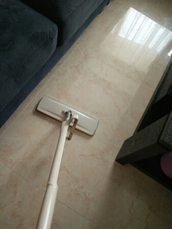 这个免手洗拖把挺好用的，用着很轻巧，拖把头旋转灵活，拖地干净不留死角，清洗的时候一推一拉就可以了，几下就能刮干，别的轻松省力，拖地又快又干净，用完立在那里就可以了，不占地方很快就能干，卖家还送啊，备用拖布，能用很久了。