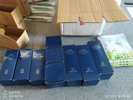 京东快递神速  小哥服务好  高丝莱菲产品用了快20年每次做活动都囤货这次又买了六组 我们全家都在用  大牌的产品也都用过  可是比较下来  还是高丝的好  保湿 滋润 还有光泽  很适合我们全家使用  经济实惠  又好用  铁粉一枚  还有小赠品
