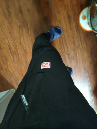 裤子质量非常好！上身很舒服！运动起来很方便，尺码刚好合适！价格便宜！比实体店便宜！水洗不掉色！非常满意！