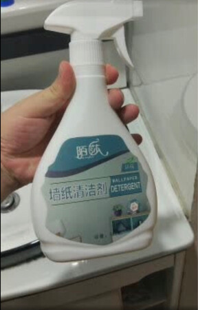 很给力，拿回来马上就用了。墙纸上几年的污渍，喷一下，一抹就掉了！