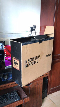 运行速度：华硕猎鹰v4 秒开机 ssd固态与机械盘搭配完美。
屏幕效果：屏幕清晰，细腻不刺眼，是长期使用电脑者的福音。超窄边框设计非常绚丽。