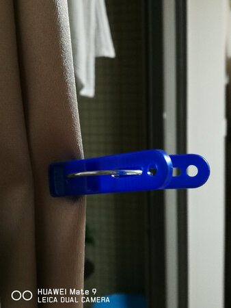 产品材质：摸起来很舒服，大小也很合适。夹起来也够力，很不错。做工也很精细，没有同类夹子那些边边角角的多余的很扎手的塑料边。住在海边，经常在楼顶晒衣服，再也不怕风吹的衣服找不见了。孩子的小袜子，小东西，就更不怕丢失了。点赞的小东西，真是把每一个小事情做好，就是为大社会贡献了力量。