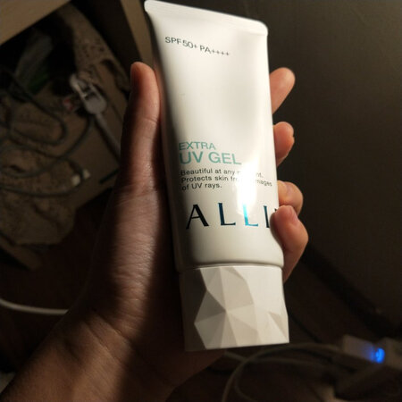 一直都是用的这款防晒，绿色是保湿款，对于冬天的大干皮实在是太友好啦，无关什么季节防晒都是必须的，延缓光老化，一定要注意防晒才是噢，是正品没错，和我之前用的一样，推荐大家购买，很多博主测评，都是这款防晒指数最好